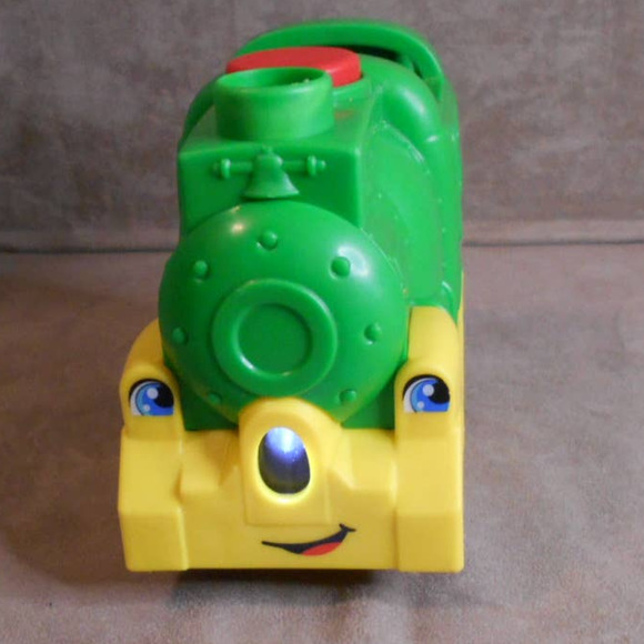 2016 Friendly Green Passenger Train Engine Only Light & Sound DYF20 Being Polite - Picture 3 of 8